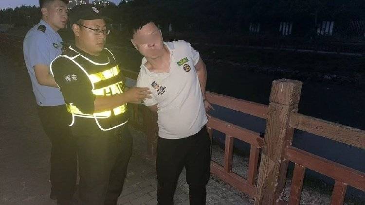 上海荒地现摄像头和12万现金?数小时蹲守后,可疑男子出现