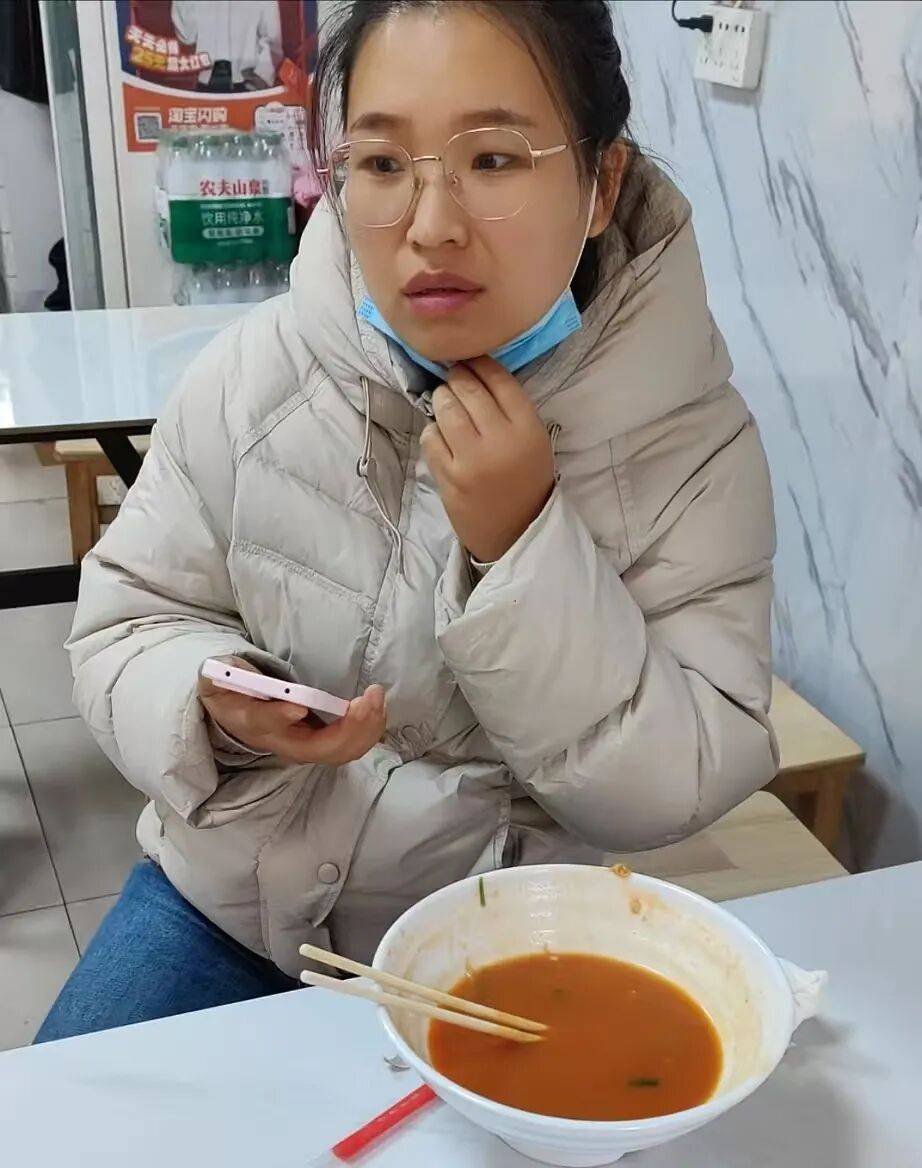 郑州深秋最暖一幕!郑州一小学老师在面馆门前偶遇流浪老汉,主动付两碗面钱请他吃了碗热汤面