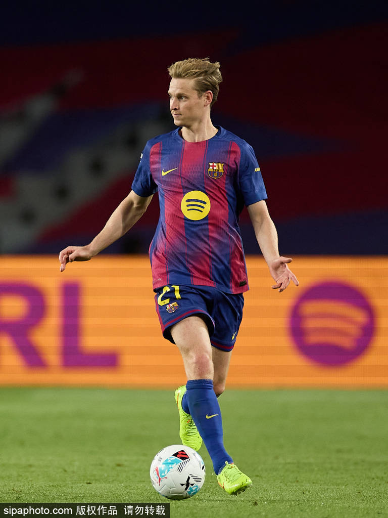 梅西突访巴萨旧主场，球员集体点赞！回归悬念引发热议